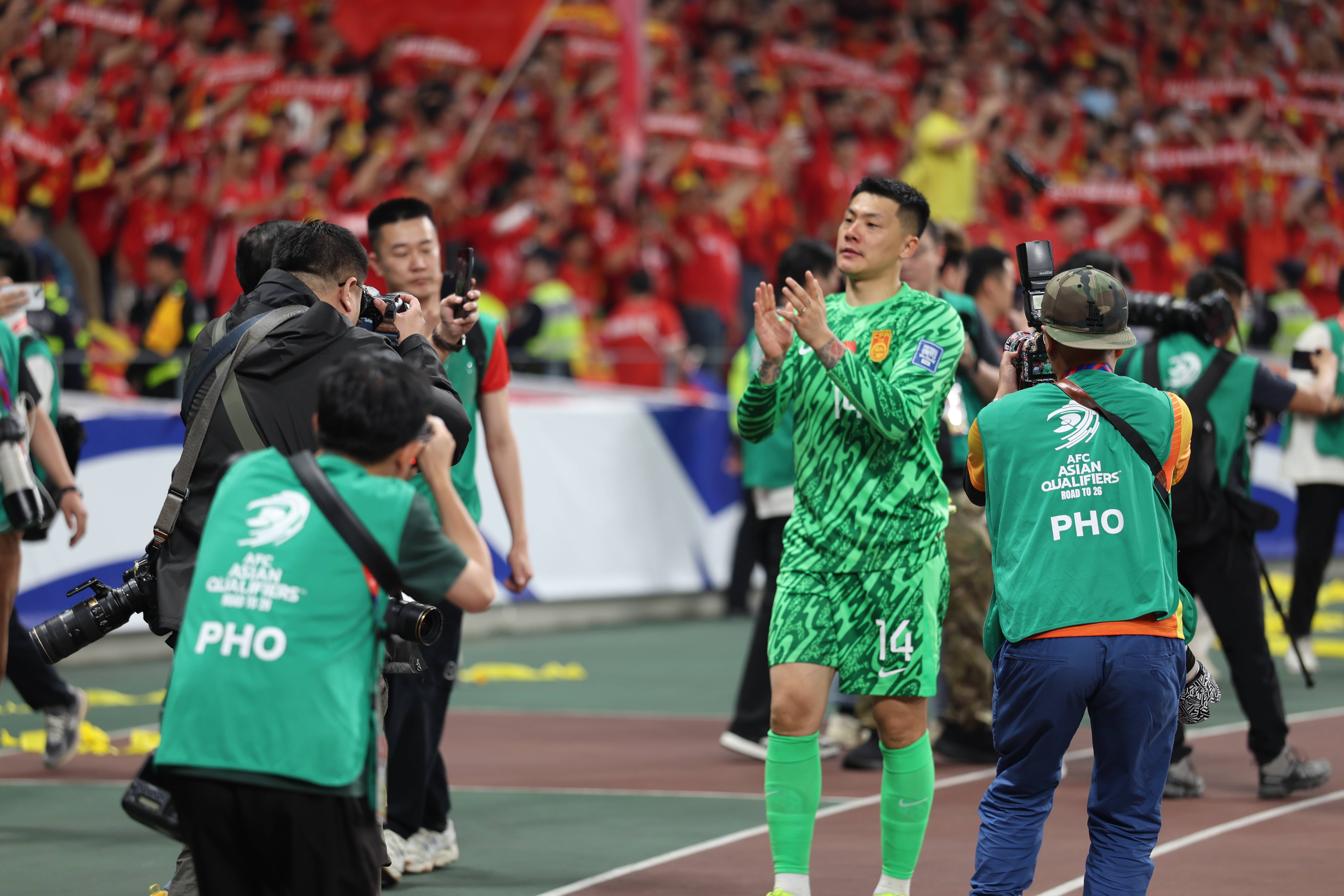 关于刚刚焦点：国足击败，球迷沸腾的信息