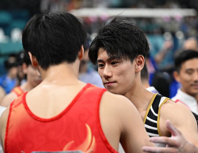 男子体操全能决赛：日本选手摘金