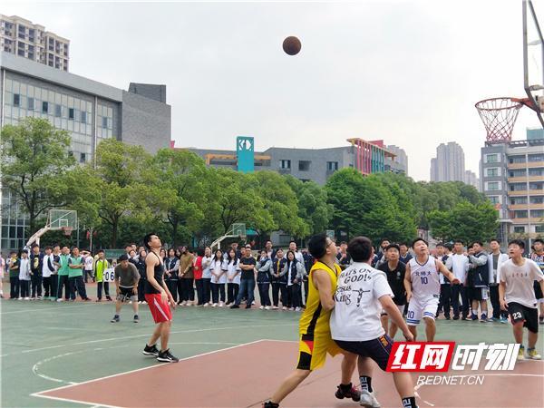 北京篮球队全队默契配合胜出贵州队