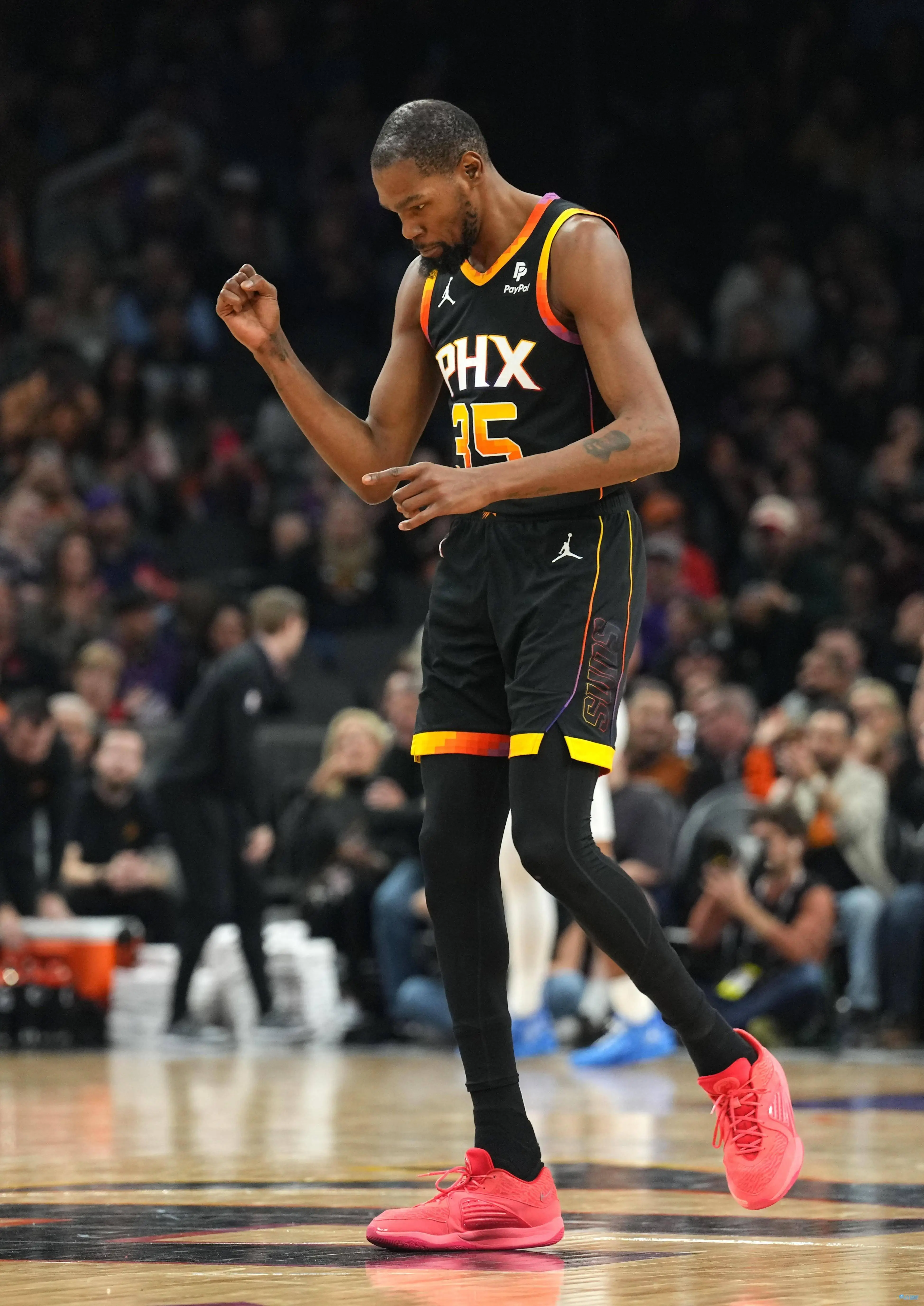 勇士大胜骑士,庆祝状元走强 勇士大胜骑士,庆祝状元走强